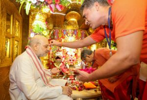 માનનીય કેન્દ્રીય ગૃહ અને સહકાર મંત્રી શ્રી Amit Shah આજે અમદાવાદના નગરદેવી માતા ભદ્રકાળીના પ્રાચીન મંદિરમાં દર્શન કરી પૂજા-અર્ચના કરી.