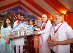 સમગ્ર દેશમાં અને ગુજરાતમાં અતૂટ શ્રદ્ધાભાવથી ગણેશોત્સવ ઉજવાઈ રહ્યો છે.  માનનીય કેન્દ્રીય ગૃહ અને સહકાર મંત્રી શ્રી Amit Shah એ આજે ન્યૂ રાણીપમાં ડિવાઇન યુનિટી ગ્રુપ દ્વારા ઓપરેશન સિંદૂર અને સ્વદેશી ભારતની થીમ પર આયોજિત 'વિનાયક વંદના'માં સહભાગી થઈ ગણપતિ બાપ્પાની પૂજા અર્ચના કરી. ગણપતિ બાપ્પા મોરિયા 🙏