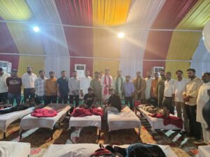 'સેવા હી સંગઠન'ના મંત્રને ચરિતાર્થ કરતા ભારતીય જનતા પાર્ટીના કાર્યકર્તાઓ  ભાદરવી પૂનમના મહામેળામાં જગતજનની મા અંબાના દર્શનાર્થે પગપાળા અંબાજી જતા માઈભક્તોની યાત્રા સુખદ અને સુગમ રહે તે માટે દર વર્ષની જેમ આ વર્ષે પણ ભારતીય જનતા યુવા મોરચા દ્વારા બનાસકાંઠાના દાંતા ખાતે સેવા કેમ્પનું આયોજન કરવામાં આવ્યું છે. આ સેવા કેમ્પનો શુભારંભ ગૃહ રાજ્યમંત્રી શ્રી હર્ષભાઈ સંઘવી, બક્ષીપંચ મોરચાના પ્રદેશ પ્રમુખ અને રાજ્યસભાના સાંસદ શ્રી મયંકભાઈ નાયક તેમજ યુવા મોરચાના પ્રદેશ પ્રમુખ ડૉ. પ્રશાંતભાઈ કોરાટની વિશેષ ઉપસ્થિતિમાં થયો.  જય અંબે 🙏