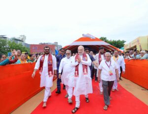 સમગ્ર દેશમાં અને ગુજરાતમાં અતૂટ શ્રદ્ધાભાવથી ગણેશોત્સવ ઉજવાઈ રહ્યો છે.  માનનીય કેન્દ્રીય ગૃહ અને સહકાર મંત્રી શ્રી Amit Shah એ આજે ન્યૂ રાણીપમાં ડિવાઇન યુનિટી ગ્રુપ દ્વારા ઓપરેશન સિંદૂર અને સ્વદેશી ભારતની થીમ પર આયોજિત 'વિનાયક વંદના'માં સહભાગી થઈ ગણપતિ બાપ્પાની પૂજા અર્ચના કરી. ગણપતિ બાપ્પા મોરિયા 🙏