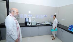 માનનીય કેન્દ્રીય ગૃહ અને સહકાર મંત્રી શ્રી Amit Shah એ આજે અમદાવાદના ઓગણજ ગામમાં અને ચાંદલોડિયામાં અર્બન હેલ્થ સેન્ટરનું લોકાર્પણ કર્યુ. આ અર્બન હેલ્થ સેન્ટર્સ દ્વારા સ્થાનિકોને સ્વાસ્થ્યની ઉત્તમ સુવિધા મળી રહેશે.