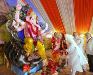 સમગ્ર દેશમાં અને ગુજરાતમાં અતૂટ શ્રદ્ધાભાવથી ગણેશોત્સવ ઉજવાઈ રહ્યો છે.  માનનીય કેન્દ્રીય ગૃહ અને સહકાર મંત્રી શ્રી Amit Shah એ આજે ન્યૂ રાણીપમાં ડિવાઇન યુનિટી ગ્રુપ દ્વારા ઓપરેશન સિંદૂર અને સ્વદેશી ભારતની થીમ પર આયોજિત 'વિનાયક વંદના'માં સહભાગી થઈ ગણપતિ બાપ્પાની પૂજા અર્ચના કરી. ગણપતિ બાપ્પા મોરિયા 🙏