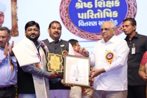 અમારા શિક્ષક, અમારા માર્ગદર્શક  શિક્ષક દિવસના અવસરે માનનીય મુખ્યમંત્રી શ્રી Bhupendra Patel ના શુભહસ્તે તેમજ શિક્ષણ મંત્રી ડૉ.કુબેરભાઈ ડીંડોરની વિશેષ ઉપસ્થિતિમાં રાજ્યના 30 શિક્ષકોને શૈક્ષણિક ક્ષેત્રમાં શ્રેષ્ઠતા અને વિશિષ્ટ યોગદાન બદલ 'ગુજરાત રાજ્ય શ્રેષ્ઠ શિક્ષક પારિતોષિક' એનાયત કરીને સન્માનિત કરવામાં આવ્યા હતા. આ અવસરે મુખ્યમંત્રીશ્રીએ જ્ઞાનસેતુ તેમજ મુખ્યમંત્રી જ્ઞાન સાધના મેરિટ સ્કોલરશીપ યોજનાના 5 લાભાર્થી વિદ્યાર્થીઓને પ્રમાણપત્ર દ્વારા ઉત્કૃષ્ટ દેખાવ માટે સન્માનિત કર્યા.
