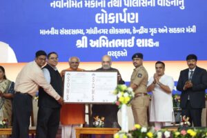રાજ્યની શાંતિ, સુરક્ષા અને સલામતી માટે આજનો દિવસ મહત્વનો રહ્યો... માનનીય કેન્દ્રીય ગૃહ અને સહકાર મંત્રી શ્રી Amit Shah ના શુભહસ્તે તથા માનનીય મુખ્યમંત્રી શ્રી Bhupendra Patel અને ગૃહ રાજ્યમંત્રી શ્રી હર્ષભાઈ સંઘવીની વિશેષ ઉપસ્થિતિમાં ગાંધીનગર ખાતે રાજ્ય સરકારના ગૃહ વિભાગના વિવિધ પ્રોજેક્ટ્સનું લોકાર્પણ સંપન્ન થયું.  આ પ્રોજેક્ટ્સમાં ‘ડાયલ 112 જનરક્ષક પ્રોજેક્ટ’ અંતર્ગત, ‘નંબર એક અને સેવાઓ અનેક’ના નિર્ધાર સાથે હવે રાજ્યમાં પોલીસ, એમ્બ્યુલન્સ, ફાયરબ્રિગેડ, મહિલા હેલ્પલાઈન, ચાઈલ્ડ હેલ્પલાઈન તેમજ ડિઝાસ્ટર હેલ્પલાઈન જેવી તમામ ઈમરજન્સી હેલ્પલાઈન સેવાઓ હવે માત્ર એક જ નંબર ‘112’ પરથી મળી રહેશે. આ ઉપરાંત આદરણીય અમિતભાઈએ પોલીસ વિભાગના 500થી વધુ વાહનો અને ગુજરાત રાજ્ય પોલીસ આવાસ નિગમ લિ. ના ₹217 કરોડના આવાસો તેમજ રાજ્યના 18 પોલીસ સ્ટેશનો જેવા પ્રકલ્પોનું લોકાર્પણ કર્યું.