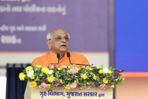 રાજ્યની શાંતિ, સુરક્ષા અને સલામતી માટે આજનો દિવસ મહત્વનો રહ્યો... માનનીય કેન્દ્રીય ગૃહ અને સહકાર મંત્રી શ્રી Amit Shah ના શુભહસ્તે તથા માનનીય મુખ્યમંત્રી શ્રી Bhupendra Patel અને ગૃહ રાજ્યમંત્રી શ્રી હર્ષભાઈ સંઘવીની વિશેષ ઉપસ્થિતિમાં ગાંધીનગર ખાતે રાજ્ય સરકારના ગૃહ વિભાગના વિવિધ પ્રોજેક્ટ્સનું લોકાર્પણ સંપન્ન થયું.  આ પ્રોજેક્ટ્સમાં ‘ડાયલ 112 જનરક્ષક પ્રોજેક્ટ’ અંતર્ગત, ‘નંબર એક અને સેવાઓ અનેક’ના નિર્ધાર સાથે હવે રાજ્યમાં પોલીસ, એમ્બ્યુલન્સ, ફાયરબ્રિગેડ, મહિલા હેલ્પલાઈન, ચાઈલ્ડ હેલ્પલાઈન તેમજ ડિઝાસ્ટર હેલ્પલાઈન જેવી તમામ ઈમરજન્સી હેલ્પલાઈન સેવાઓ હવે માત્ર એક જ નંબર ‘112’ પરથી મળી રહેશે. આ ઉપરાંત આદરણીય અમિતભાઈએ પોલીસ વિભાગના 500થી વધુ વાહનો અને ગુજરાત રાજ્ય પોલીસ આવાસ નિગમ લિ. ના ₹217 કરોડના આવાસો તેમજ રાજ્યના 18 પોલીસ સ્ટેશનો જેવા પ્રકલ્પોનું લોકાર્પણ કર્યું.