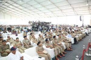 રાજ્યની શાંતિ, સુરક્ષા અને સલામતી માટે આજનો દિવસ મહત્વનો રહ્યો... માનનીય કેન્દ્રીય ગૃહ અને સહકાર મંત્રી શ્રી Amit Shah ના શુભહસ્તે તથા માનનીય મુખ્યમંત્રી શ્રી Bhupendra Patel અને ગૃહ રાજ્યમંત્રી શ્રી હર્ષભાઈ સંઘવીની વિશેષ ઉપસ્થિતિમાં ગાંધીનગર ખાતે રાજ્ય સરકારના ગૃહ વિભાગના વિવિધ પ્રોજેક્ટ્સનું લોકાર્પણ સંપન્ન થયું.  આ પ્રોજેક્ટ્સમાં ‘ડાયલ 112 જનરક્ષક પ્રોજેક્ટ’ અંતર્ગત, ‘નંબર એક અને સેવાઓ અનેક’ના નિર્ધાર સાથે હવે રાજ્યમાં પોલીસ, એમ્બ્યુલન્સ, ફાયરબ્રિગેડ, મહિલા હેલ્પલાઈન, ચાઈલ્ડ હેલ્પલાઈન તેમજ ડિઝાસ્ટર હેલ્પલાઈન જેવી તમામ ઈમરજન્સી હેલ્પલાઈન સેવાઓ હવે માત્ર એક જ નંબર ‘112’ પરથી મળી રહેશે. આ ઉપરાંત આદરણીય અમિતભાઈએ પોલીસ વિભાગના 500થી વધુ વાહનો અને ગુજરાત રાજ્ય પોલીસ આવાસ નિગમ લિ. ના ₹217 કરોડના આવાસો તેમજ રાજ્યના 18 પોલીસ સ્ટેશનો જેવા પ્રકલ્પોનું લોકાર્પણ કર્યું.