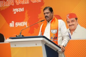 માનનીય પ્રધાનમંત્રી શ્રી Narendra Modi જીના જન્મદિવસ નિમિતે યોજાનારા સેવા પખવાડિયા સંદર્ભે આજે પ્રદેશ કાર્યાલય 'શ્રી કમલમ્' ખાતે કાર્યશાળા સંપન્ન થઈ. આ બેઠકમાં રાષ્ટ્રીય મંત્રી શ્રી અરવિંદભાઈ મેનન, પ્રદેશ મહામંત્રી શ્રી રજનીભાઈ પટેલ, સેવા પખવાડિયાના પ્રદેશ ઇન્ચાર્જ શ્રી જયસિંહ ચૌહાણ, સહ ઇન્ચાર્જ ડૉ. પ્રશાંતભાઈ કોરાટ, શ્રી માધુભાઈ કથીરિયા, શ્રી હિંમતભાઇ પડશાલા, શ્રી કુલદીપસિંહ સોલંકી, ડૉ રાજીવભાઈ પંડ્યા સહિત સેવા પખવાડિયાના જિલ્લા- મહાનગરના સંયોજક અને સહ સંયોજકો ઉપસ્થિત રહ્યાં.
