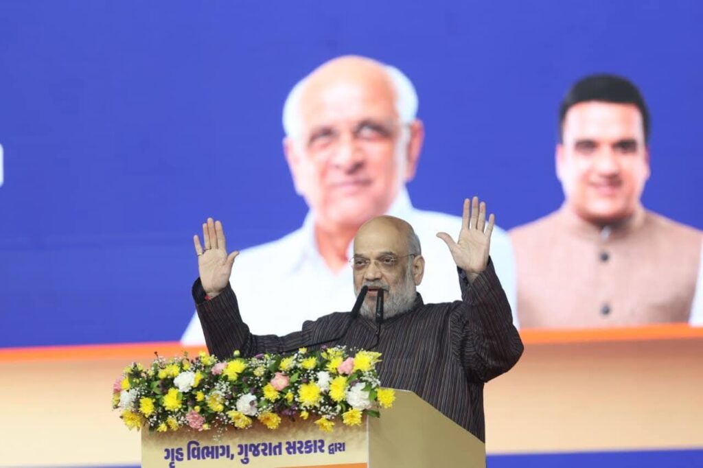 રાજ્યની શાંતિ, સુરક્ષા અને સલામતી માટે આજનો દિવસ મહત્વનો રહ્યો... માનનીય કેન્દ્રીય ગૃહ અને સહકાર મંત્રી શ્રી Amit Shah ના શુભહસ્તે તથા માનનીય મુખ્યમંત્રી શ્રી Bhupendra Patel અને ગૃહ રાજ્યમંત્રી શ્રી હર્ષભાઈ સંઘવીની વિશેષ ઉપસ્થિતિમાં ગાંધીનગર ખાતે રાજ્ય સરકારના ગૃહ વિભાગના વિવિધ પ્રોજેક્ટ્સનું લોકાર્પણ સંપન્ન થયું.  આ પ્રોજેક્ટ્સમાં ‘ડાયલ 112 જનરક્ષક પ્રોજેક્ટ’ અંતર્ગત, ‘નંબર એક અને સેવાઓ અનેક’ના નિર્ધાર સાથે હવે રાજ્યમાં પોલીસ, એમ્બ્યુલન્સ, ફાયરબ્રિગેડ, મહિલા હેલ્પલાઈન, ચાઈલ્ડ હેલ્પલાઈન તેમજ ડિઝાસ્ટર હેલ્પલાઈન જેવી તમામ ઈમરજન્સી હેલ્પલાઈન સેવાઓ હવે માત્ર એક જ નંબર ‘112’ પરથી મળી રહેશે. આ ઉપરાંત આદરણીય અમિતભાઈએ પોલીસ વિભાગના 500થી વધુ વાહનો અને ગુજરાત રાજ્ય પોલીસ આવાસ નિગમ લિ. ના ₹217 કરોડના આવાસો તેમજ રાજ્યના 18 પોલીસ સ્ટેશનો જેવા પ્રકલ્પોનું લોકાર્પણ કર્યું.