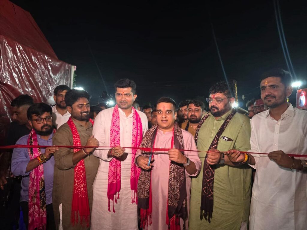 'સેવા હી સંગઠન'ના મંત્રને ચરિતાર્થ કરતા ભારતીય જનતા પાર્ટીના કાર્યકર્તાઓ  ભાદરવી પૂનમના મહામેળામાં જગતજનની મા અંબાના દર્શનાર્થે પગપાળા અંબાજી જતા માઈભક્તોની યાત્રા સુખદ અને સુગમ રહે તે માટે દર વર્ષની જેમ આ વર્ષે પણ ભારતીય જનતા યુવા મોરચા દ્વારા બનાસકાંઠાના દાંતા ખાતે સેવા કેમ્પનું આયોજન કરવામાં આવ્યું છે. આ સેવા કેમ્પનો શુભારંભ ગૃહ રાજ્યમંત્રી શ્રી હર્ષભાઈ સંઘવી, બક્ષીપંચ મોરચાના પ્રદેશ પ્રમુખ અને રાજ્યસભાના સાંસદ શ્રી મયંકભાઈ નાયક તેમજ યુવા મોરચાના પ્રદેશ પ્રમુખ ડૉ. પ્રશાંતભાઈ કોરાટની વિશેષ ઉપસ્થિતિમાં થયો.  જય અંબે 🙏