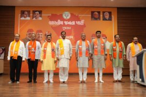 માનનીય પ્રધાનમંત્રી શ્રી Narendra Modi જીના જન્મદિવસ નિમિતે યોજાનારા સેવા પખવાડિયા સંદર્ભે આજે પ્રદેશ કાર્યાલય 'શ્રી કમલમ્' ખાતે કાર્યશાળા સંપન્ન થઈ. આ બેઠકમાં રાષ્ટ્રીય મંત્રી શ્રી અરવિંદભાઈ મેનન, પ્રદેશ મહામંત્રી શ્રી રજનીભાઈ પટેલ, સેવા પખવાડિયાના પ્રદેશ ઇન્ચાર્જ શ્રી જયસિંહ ચૌહાણ, સહ ઇન્ચાર્જ ડૉ. પ્રશાંતભાઈ કોરાટ, શ્રી માધુભાઈ કથીરિયા, શ્રી હિંમતભાઇ પડશાલા, શ્રી કુલદીપસિંહ સોલંકી, ડૉ રાજીવભાઈ પંડ્યા સહિત સેવા પખવાડિયાના જિલ્લા- મહાનગરના સંયોજક અને સહ સંયોજકો ઉપસ્થિત રહ્યાં.