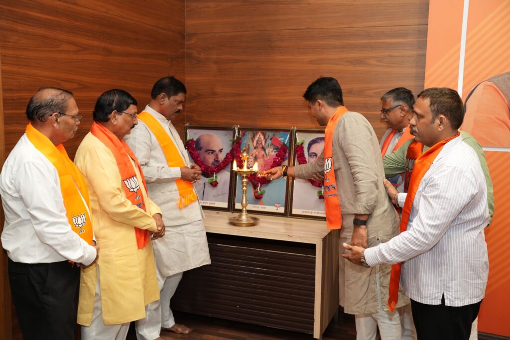 માનનીય પ્રધાનમંત્રી શ્રી Narendra Modi જીના જન્મદિવસ નિમિતે યોજાનારા સેવા પખવાડિયા સંદર્ભે આજે પ્રદેશ કાર્યાલય 'શ્રી કમલમ્' ખાતે કાર્યશાળા સંપન્ન થઈ. આ બેઠકમાં રાષ્ટ્રીય મંત્રી શ્રી અરવિંદભાઈ મેનન, પ્રદેશ મહામંત્રી શ્રી રજનીભાઈ પટેલ, સેવા પખવાડિયાના પ્રદેશ ઇન્ચાર્જ શ્રી જયસિંહ ચૌહાણ, સહ ઇન્ચાર્જ ડૉ. પ્રશાંતભાઈ કોરાટ, શ્રી માધુભાઈ કથીરિયા, શ્રી હિંમતભાઇ પડશાલા, શ્રી કુલદીપસિંહ સોલંકી, ડૉ રાજીવભાઈ પંડ્યા સહિત સેવા પખવાડિયાના જિલ્લા- મહાનગરના સંયોજક અને સહ સંયોજકો ઉપસ્થિત રહ્યાં.