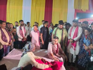 'સેવા હી સંગઠન'ના મંત્રને ચરિતાર્થ કરતા ભારતીય જનતા પાર્ટીના કાર્યકર્તાઓ  ભાદરવી પૂનમના મહામેળામાં જગતજનની મા અંબાના દર્શનાર્થે પગપાળા અંબાજી જતા માઈભક્તોની યાત્રા સુખદ અને સુગમ રહે તે માટે દર વર્ષની જેમ આ વર્ષે પણ ભારતીય જનતા યુવા મોરચા દ્વારા બનાસકાંઠાના દાંતા ખાતે સેવા કેમ્પનું આયોજન કરવામાં આવ્યું છે. આ સેવા કેમ્પનો શુભારંભ ગૃહ રાજ્યમંત્રી શ્રી હર્ષભાઈ સંઘવી, બક્ષીપંચ મોરચાના પ્રદેશ પ્રમુખ અને રાજ્યસભાના સાંસદ શ્રી મયંકભાઈ નાયક તેમજ યુવા મોરચાના પ્રદેશ પ્રમુખ ડૉ. પ્રશાંતભાઈ કોરાટની વિશેષ ઉપસ્થિતિમાં થયો.  જય અંબે 🙏