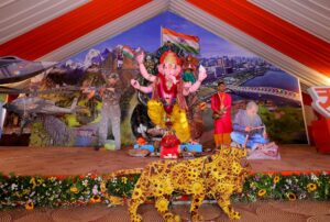 સમગ્ર દેશમાં અને ગુજરાતમાં અતૂટ શ્રદ્ધાભાવથી ગણેશોત્સવ ઉજવાઈ રહ્યો છે.  માનનીય કેન્દ્રીય ગૃહ અને સહકાર મંત્રી શ્રી Amit Shah એ આજે ન્યૂ રાણીપમાં ડિવાઇન યુનિટી ગ્રુપ દ્વારા ઓપરેશન સિંદૂર અને સ્વદેશી ભારતની થીમ પર આયોજિત 'વિનાયક વંદના'માં સહભાગી થઈ ગણપતિ બાપ્પાની પૂજા અર્ચના કરી. ગણપતિ બાપ્પા મોરિયા 🙏