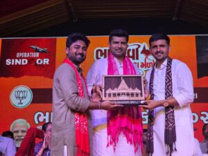 'સેવા હી સંગઠન'ના મંત્રને ચરિતાર્થ કરતા ભારતીય જનતા પાર્ટીના કાર્યકર્તાઓ  ભાદરવી પૂનમના મહામેળામાં જગતજનની મા અંબાના દર્શનાર્થે પગપાળા અંબાજી જતા માઈભક્તોની યાત્રા સુખદ અને સુગમ રહે તે માટે દર વર્ષની જેમ આ વર્ષે પણ ભારતીય જનતા યુવા મોરચા દ્વારા બનાસકાંઠાના દાંતા ખાતે સેવા કેમ્પનું આયોજન કરવામાં આવ્યું છે. આ સેવા કેમ્પનો શુભારંભ ગૃહ રાજ્યમંત્રી શ્રી હર્ષભાઈ સંઘવી, બક્ષીપંચ મોરચાના પ્રદેશ પ્રમુખ અને રાજ્યસભાના સાંસદ શ્રી મયંકભાઈ નાયક તેમજ યુવા મોરચાના પ્રદેશ પ્રમુખ ડૉ. પ્રશાંતભાઈ કોરાટની વિશેષ ઉપસ્થિતિમાં થયો.  જય અંબે 🙏