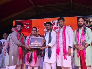 'સેવા હી સંગઠન'ના મંત્રને ચરિતાર્થ કરતા ભારતીય જનતા પાર્ટીના કાર્યકર્તાઓ  ભાદરવી પૂનમના મહામેળામાં જગતજનની મા અંબાના દર્શનાર્થે પગપાળા અંબાજી જતા માઈભક્તોની યાત્રા સુખદ અને સુગમ રહે તે માટે દર વર્ષની જેમ આ વર્ષે પણ ભારતીય જનતા યુવા મોરચા દ્વારા બનાસકાંઠાના દાંતા ખાતે સેવા કેમ્પનું આયોજન કરવામાં આવ્યું છે. આ સેવા કેમ્પનો શુભારંભ ગૃહ રાજ્યમંત્રી શ્રી હર્ષભાઈ સંઘવી, બક્ષીપંચ મોરચાના પ્રદેશ પ્રમુખ અને રાજ્યસભાના સાંસદ શ્રી મયંકભાઈ નાયક તેમજ યુવા મોરચાના પ્રદેશ પ્રમુખ ડૉ. પ્રશાંતભાઈ કોરાટની વિશેષ ઉપસ્થિતિમાં થયો.  જય અંબે 🙏
