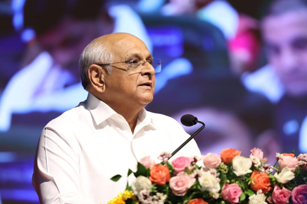 અમારા શિક્ષક, અમારા માર્ગદર્શક  શિક્ષક દિવસના અવસરે માનનીય મુખ્યમંત્રી શ્રી Bhupendra Patel ના શુભહસ્તે તેમજ શિક્ષણ મંત્રી ડૉ.કુબેરભાઈ ડીંડોરની વિશેષ ઉપસ્થિતિમાં રાજ્યના 30 શિક્ષકોને શૈક્ષણિક ક્ષેત્રમાં શ્રેષ્ઠતા અને વિશિષ્ટ યોગદાન બદલ 'ગુજરાત રાજ્ય શ્રેષ્ઠ શિક્ષક પારિતોષિક' એનાયત કરીને સન્માનિત કરવામાં આવ્યા હતા. આ અવસરે મુખ્યમંત્રીશ્રીએ જ્ઞાનસેતુ તેમજ મુખ્યમંત્રી જ્ઞાન સાધના મેરિટ સ્કોલરશીપ યોજનાના 5 લાભાર્થી વિદ્યાર્થીઓને પ્રમાણપત્ર દ્વારા ઉત્કૃષ્ટ દેખાવ માટે સન્માનિત કર્યા.
