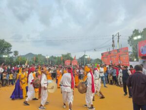 'સેવા હી સંગઠન'ના મંત્રને ચરિતાર્થ કરતા ભારતીય જનતા પાર્ટીના કાર્યકર્તાઓ  ભાદરવી પૂનમના મહામેળામાં જગતજનની મા અંબાના દર્શનાર્થે પગપાળા અંબાજી જતા માઈભક્તોની યાત્રા સુખદ અને સુગમ રહે તે માટે દર વર્ષની જેમ આ વર્ષે પણ ભારતીય જનતા યુવા મોરચા દ્વારા બનાસકાંઠાના દાંતા ખાતે સેવા કેમ્પનું આયોજન કરવામાં આવ્યું છે. આ સેવા કેમ્પનો શુભારંભ ગૃહ રાજ્યમંત્રી શ્રી હર્ષભાઈ સંઘવી, બક્ષીપંચ મોરચાના પ્રદેશ પ્રમુખ અને રાજ્યસભાના સાંસદ શ્રી મયંકભાઈ નાયક તેમજ યુવા મોરચાના પ્રદેશ પ્રમુખ ડૉ. પ્રશાંતભાઈ કોરાટની વિશેષ ઉપસ્થિતિમાં થયો.  જય અંબે 🙏