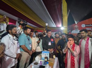 'સેવા હી સંગઠન'ના મંત્રને ચરિતાર્થ કરતા ભારતીય જનતા પાર્ટીના કાર્યકર્તાઓ  ભાદરવી પૂનમના મહામેળામાં જગતજનની મા અંબાના દર્શનાર્થે પગપાળા અંબાજી જતા માઈભક્તોની યાત્રા સુખદ અને સુગમ રહે તે માટે દર વર્ષની જેમ આ વર્ષે પણ ભારતીય જનતા યુવા મોરચા દ્વારા બનાસકાંઠાના દાંતા ખાતે સેવા કેમ્પનું આયોજન કરવામાં આવ્યું છે. આ સેવા કેમ્પનો શુભારંભ ગૃહ રાજ્યમંત્રી શ્રી હર્ષભાઈ સંઘવી, બક્ષીપંચ મોરચાના પ્રદેશ પ્રમુખ અને રાજ્યસભાના સાંસદ શ્રી મયંકભાઈ નાયક તેમજ યુવા મોરચાના પ્રદેશ પ્રમુખ ડૉ. પ્રશાંતભાઈ કોરાટની વિશેષ ઉપસ્થિતિમાં થયો.  જય અંબે 🙏