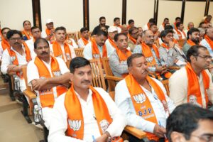 માનનીય પ્રધાનમંત્રી શ્રી Narendra Modi જીના જન્મદિવસ નિમિતે યોજાનારા સેવા પખવાડિયા સંદર્ભે આજે પ્રદેશ કાર્યાલય 'શ્રી કમલમ્' ખાતે કાર્યશાળા સંપન્ન થઈ. આ બેઠકમાં રાષ્ટ્રીય મંત્રી શ્રી અરવિંદભાઈ મેનન, પ્રદેશ મહામંત્રી શ્રી રજનીભાઈ પટેલ, સેવા પખવાડિયાના પ્રદેશ ઇન્ચાર્જ શ્રી જયસિંહ ચૌહાણ, સહ ઇન્ચાર્જ ડૉ. પ્રશાંતભાઈ કોરાટ, શ્રી માધુભાઈ કથીરિયા, શ્રી હિંમતભાઇ પડશાલા, શ્રી કુલદીપસિંહ સોલંકી, ડૉ રાજીવભાઈ પંડ્યા સહિત સેવા પખવાડિયાના જિલ્લા- મહાનગરના સંયોજક અને સહ સંયોજકો ઉપસ્થિત રહ્યાં.