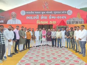 'સેવા હી સંગઠન'ના મંત્રને ચરિતાર્થ કરતા ભારતીય જનતા પાર્ટીના કાર્યકર્તાઓ  ભાદરવી પૂનમના મહામેળામાં જગતજનની મા અંબાના દર્શનાર્થે પગપાળા અંબાજી જતા માઈભક્તોની યાત્રા સુખદ અને સુગમ રહે તે માટે દર વર્ષની જેમ આ વર્ષે પણ ભારતીય જનતા યુવા મોરચા દ્વારા બનાસકાંઠાના દાંતા ખાતે સેવા કેમ્પનું આયોજન કરવામાં આવ્યું છે. આ સેવા કેમ્પનો શુભારંભ ગૃહ રાજ્યમંત્રી શ્રી હર્ષભાઈ સંઘવી, બક્ષીપંચ મોરચાના પ્રદેશ પ્રમુખ અને રાજ્યસભાના સાંસદ શ્રી મયંકભાઈ નાયક તેમજ યુવા મોરચાના પ્રદેશ પ્રમુખ ડૉ. પ્રશાંતભાઈ કોરાટની વિશેષ ઉપસ્થિતિમાં થયો.  જય અંબે 🙏