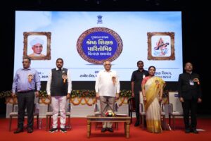 અમારા શિક્ષક, અમારા માર્ગદર્શક  શિક્ષક દિવસના અવસરે માનનીય મુખ્યમંત્રી શ્રી Bhupendra Patel ના શુભહસ્તે તેમજ શિક્ષણ મંત્રી ડૉ.કુબેરભાઈ ડીંડોરની વિશેષ ઉપસ્થિતિમાં રાજ્યના 30 શિક્ષકોને શૈક્ષણિક ક્ષેત્રમાં શ્રેષ્ઠતા અને વિશિષ્ટ યોગદાન બદલ 'ગુજરાત રાજ્ય શ્રેષ્ઠ શિક્ષક પારિતોષિક' એનાયત કરીને સન્માનિત કરવામાં આવ્યા હતા. આ અવસરે મુખ્યમંત્રીશ્રીએ જ્ઞાનસેતુ તેમજ મુખ્યમંત્રી જ્ઞાન સાધના મેરિટ સ્કોલરશીપ યોજનાના 5 લાભાર્થી વિદ્યાર્થીઓને પ્રમાણપત્ર દ્વારા ઉત્કૃષ્ટ દેખાવ માટે સન્માનિત કર્યા.