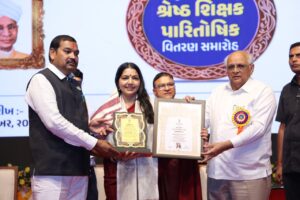 અમારા શિક્ષક, અમારા માર્ગદર્શક  શિક્ષક દિવસના અવસરે માનનીય મુખ્યમંત્રી શ્રી Bhupendra Patel ના શુભહસ્તે તેમજ શિક્ષણ મંત્રી ડૉ.કુબેરભાઈ ડીંડોરની વિશેષ ઉપસ્થિતિમાં રાજ્યના 30 શિક્ષકોને શૈક્ષણિક ક્ષેત્રમાં શ્રેષ્ઠતા અને વિશિષ્ટ યોગદાન બદલ 'ગુજરાત રાજ્ય શ્રેષ્ઠ શિક્ષક પારિતોષિક' એનાયત કરીને સન્માનિત કરવામાં આવ્યા હતા. આ અવસરે મુખ્યમંત્રીશ્રીએ જ્ઞાનસેતુ તેમજ મુખ્યમંત્રી જ્ઞાન સાધના મેરિટ સ્કોલરશીપ યોજનાના 5 લાભાર્થી વિદ્યાર્થીઓને પ્રમાણપત્ર દ્વારા ઉત્કૃષ્ટ દેખાવ માટે સન્માનિત કર્યા.