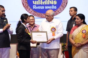 અમારા શિક્ષક, અમારા માર્ગદર્શક  શિક્ષક દિવસના અવસરે માનનીય મુખ્યમંત્રી શ્રી Bhupendra Patel ના શુભહસ્તે તેમજ શિક્ષણ મંત્રી ડૉ.કુબેરભાઈ ડીંડોરની વિશેષ ઉપસ્થિતિમાં રાજ્યના 30 શિક્ષકોને શૈક્ષણિક ક્ષેત્રમાં શ્રેષ્ઠતા અને વિશિષ્ટ યોગદાન બદલ 'ગુજરાત રાજ્ય શ્રેષ્ઠ શિક્ષક પારિતોષિક' એનાયત કરીને સન્માનિત કરવામાં આવ્યા હતા. આ અવસરે મુખ્યમંત્રીશ્રીએ જ્ઞાનસેતુ તેમજ મુખ્યમંત્રી જ્ઞાન સાધના મેરિટ સ્કોલરશીપ યોજનાના 5 લાભાર્થી વિદ્યાર્થીઓને પ્રમાણપત્ર દ્વારા ઉત્કૃષ્ટ દેખાવ માટે સન્માનિત કર્યા.