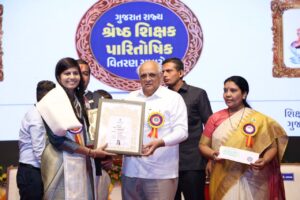 અમારા શિક્ષક, અમારા માર્ગદર્શક  શિક્ષક દિવસના અવસરે માનનીય મુખ્યમંત્રી શ્રી Bhupendra Patel ના શુભહસ્તે તેમજ શિક્ષણ મંત્રી ડૉ.કુબેરભાઈ ડીંડોરની વિશેષ ઉપસ્થિતિમાં રાજ્યના 30 શિક્ષકોને શૈક્ષણિક ક્ષેત્રમાં શ્રેષ્ઠતા અને વિશિષ્ટ યોગદાન બદલ 'ગુજરાત રાજ્ય શ્રેષ્ઠ શિક્ષક પારિતોષિક' એનાયત કરીને સન્માનિત કરવામાં આવ્યા હતા. આ અવસરે મુખ્યમંત્રીશ્રીએ જ્ઞાનસેતુ તેમજ મુખ્યમંત્રી જ્ઞાન સાધના મેરિટ સ્કોલરશીપ યોજનાના 5 લાભાર્થી વિદ્યાર્થીઓને પ્રમાણપત્ર દ્વારા ઉત્કૃષ્ટ દેખાવ માટે સન્માનિત કર્યા.