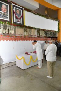 વિધાનસભામાં વિજયભાઈની અમર યાદો... ગુજરાત વિધાનસભાના ચોમાસા સત્રના પ્રથમ દિવસે ગુજરાતના પૂર્વ મુખ્યમંત્રી અને ભારતીય જનતા પાર્ટીના વરિષ્ઠ નેતા સ્વ . વિજયભાઈ રૂપાણીની છબીનું અનાવરણ વિધાનસભાના અધ્યક્ષ શ્રી શંકરભાઈ ચૌધરી અને માનનીય મુખ્યમંત્રી શ્રી Bhupendra Patel ની વિશેષ ઉપસ્થિતિમાં કરવામાં આવ્યું. આ ક્ષણે સ્વ.વિજયભાઈના પરિવારજનો, રાજ્ય સરકારના મંત્રીશ્રીઓ અને ધારાસભ્યશ્રીઓએ ઉપસ્થિત રહી ભાવસભર શ્રદ્ધાંજલિ પાઠવી