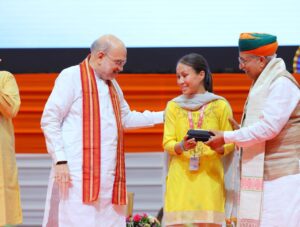 माननीय केंद्रीय गृह एवं सहकारिता मंत्री श्री Amit Shah जी की अध्यक्षता में आज गांधीनगर स्थित महात्मा मंदिर में 'हिंदी दिवस समारोह-2025' एवं पांचवें 'अखिल भारतीय राजभाषा सम्मेलन' का भव्य आयोजन हुआ। इस अवसर पर मुख्यमंत्री श्री Bhupendra Patel जी, केन्द्र सरकार के मंत्रीगण एवं अनेक विशिष्ट अतिथियों की उपस्थिति रही। कार्यक्रम के दौरान केन्द्र सरकार के राजभाषा विभाग, विभिन्न संस्थाओं एवं इसरो की पुस्तकों का विमोचन किया गया। साथ ही बहुभाषी अनुवाद सारथी 'भारती' सॉफ्टवेयर, आशुलिपि स्व-शिक्षण मॉड्यूल एवं 'हिंदी शब्द सिन्धु' का लोकार्पण भी किया गया। दृष्टिबाधित जनों के लिए AI संचालित स्मार्ट विज़न चश्मों का वितरण किया गया तथा राजभाषा के क्षेत्र में उत्कृष्ट योगदान देने वाले प्रतिभागियों को 'राजभाषा कीर्ति' एवं 'राजभाषा गौरव' पुरस्कारों से सम्मानित किया गया।