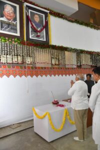 વિધાનસભામાં વિજયભાઈની અમર યાદો... ગુજરાત વિધાનસભાના ચોમાસા સત્રના પ્રથમ દિવસે ગુજરાતના પૂર્વ મુખ્યમંત્રી અને ભારતીય જનતા પાર્ટીના વરિષ્ઠ નેતા સ્વ . વિજયભાઈ રૂપાણીની છબીનું અનાવરણ વિધાનસભાના અધ્યક્ષ શ્રી શંકરભાઈ ચૌધરી અને માનનીય મુખ્યમંત્રી શ્રી Bhupendra Patel ની વિશેષ ઉપસ્થિતિમાં કરવામાં આવ્યું. આ ક્ષણે સ્વ.વિજયભાઈના પરિવારજનો, રાજ્ય સરકારના મંત્રીશ્રીઓ અને ધારાસભ્યશ્રીઓએ ઉપસ્થિત રહી ભાવસભર શ્રદ્ધાંજલિ પાઠવી