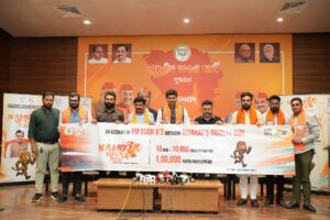 નશામુક્ત ભારત માટે યુવાનો લગાવશે દોડ  માનનીય પ્રધાનમંત્રી શ્રી Narendra Modi જીના જન્મદિવસ નિમિતે આયોજિત સેવા પખવાડિયા અંતર્ગત ભારતીય જનતા યુવા મોરચા દ્વારા ગુજરાતમાં અને દેશભરમાં યોજાનાર 'NaMo Yuva Run - નશામુક્ત ભારત માટે' મેરેથોન સંદર્ભે આજે ગૃહ રાજ્યમંત્રી શ્રી હર્ષભાઈ સંઘવી અને મેરેથોનના બ્રાન્ડ એમ્બેસેડર તેમજ જાણીતા ક્રિકેટર પાર્થિવભાઈ પટેલે ટી શર્ટ અને રજીસ્ટ્રેશનની લિંક લોન્ચ કરી.  આ પ્રસંગે યુવા મોરચાના પ્રદેશ પ્રમુખ ડૉ. પ્રશાંતભાઈ કોરાટ, પ્રદેશ મીડિયા કન્વીનર ડૉ. યજ્ઞેશભાઈ દવે તેમજ યુવા મોરચાના મહામંત્રી નરેશભાઈ દેસાઈ સહિત હોદ્દેદારો ઉપસ્થિત રહ્યા