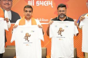 નશામુક્ત ભારત માટે યુવાનો લગાવશે દોડ  માનનીય પ્રધાનમંત્રી શ્રી Narendra Modi જીના જન્મદિવસ નિમિતે આયોજિત સેવા પખવાડિયા અંતર્ગત ભારતીય જનતા યુવા મોરચા દ્વારા ગુજરાતમાં અને દેશભરમાં યોજાનાર 'NaMo Yuva Run - નશામુક્ત ભારત માટે' મેરેથોન સંદર્ભે આજે ગૃહ રાજ્યમંત્રી શ્રી હર્ષભાઈ સંઘવી અને મેરેથોનના બ્રાન્ડ એમ્બેસેડર તેમજ જાણીતા ક્રિકેટર પાર્થિવભાઈ પટેલે ટી શર્ટ અને રજીસ્ટ્રેશનની લિંક લોન્ચ કરી.  આ પ્રસંગે યુવા મોરચાના પ્રદેશ પ્રમુખ ડૉ. પ્રશાંતભાઈ કોરાટ, પ્રદેશ મીડિયા કન્વીનર ડૉ. યજ્ઞેશભાઈ દવે તેમજ યુવા મોરચાના મહામંત્રી નરેશભાઈ દેસાઈ સહિત હોદ્દેદારો ઉપસ્થિત રહ્યા