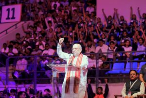 21મી સદીની ખેલ ક્રાંતિનું સાક્ષી બનશે આપણું અમદાવાદ... માનનીય કેન્દ્રીય ગૃહ અને સહકાર મંત્રી શ્રી Amit Shah એ આજે અમદાવાદના નારણપુરા ખાતે ₹823 કરોડના ખર્ચે બનેલ અત્યાધુનિક વીર સાવરકર સ્પોર્ટ્સ કોમ્પ્લેક્સનું ઉદ્ઘાટન કર્યું. આ સ્પોર્ટ્સ કોમ્પ્લેક્સ શારીરિક અને માનસિક તંદુરસ્તી માટેની આધુનિક સુવિધાઓ, વિશાળ પ્રેક્ષક સ્ટેન્ડ, ઉચ્ચસ્તરીય ટ્રેક દ્વારા સજ્જ છે.  આ પ્રસંગે માનનીય મુખ્યમંત્રી શ્રી Bhupendra Patel , કેન્દ્રીય રમતગમત મંત્રી ડૉ.મનસુખભાઈ માંડવિયા, રાજ્યકક્ષાના રમતગમત મંત્રી શ્રી હર્ષભાઈ સંઘવી સહિત હોદ્દેદારો, સાંસદશ્રીઓ, ધારાસભ્યશ્રીઓ અને મોટી સંખ્યામાં રમતવીરો અને નગરજનો ઉપસ્થિત રહ્યાં. #VeerSavarkarSportsComplex
