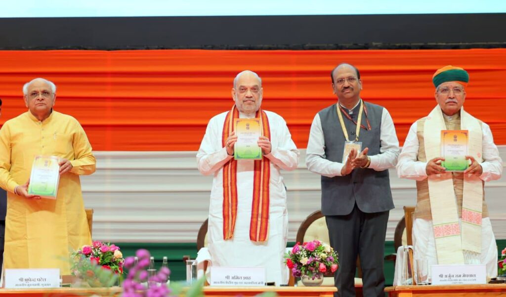 माननीय केंद्रीय गृह एवं सहकारिता मंत्री श्री Amit Shah जी की अध्यक्षता में आज गांधीनगर स्थित महात्मा मंदिर में 'हिंदी दिवस समारोह-2025' एवं पांचवें 'अखिल भारतीय राजभाषा सम्मेलन' का भव्य आयोजन हुआ। इस अवसर पर मुख्यमंत्री श्री Bhupendra Patel जी, केन्द्र सरकार के मंत्रीगण एवं अनेक विशिष्ट अतिथियों की उपस्थिति रही। कार्यक्रम के दौरान केन्द्र सरकार के राजभाषा विभाग, विभिन्न संस्थाओं एवं इसरो की पुस्तकों का विमोचन किया गया। साथ ही बहुभाषी अनुवाद सारथी 'भारती' सॉफ्टवेयर, आशुलिपि स्व-शिक्षण मॉड्यूल एवं 'हिंदी शब्द सिन्धु' का लोकार्पण भी किया गया। दृष्टिबाधित जनों के लिए AI संचालित स्मार्ट विज़न चश्मों का वितरण किया गया तथा राजभाषा के क्षेत्र में उत्कृष्ट योगदान देने वाले प्रतिभागियों को 'राजभाषा कीर्ति' एवं 'राजभाषा गौरव' पुरस्कारों से सम्मानित किया गया।