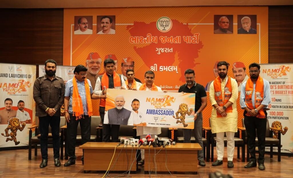 નશામુક્ત ભારત માટે યુવાનો લગાવશે દોડ  માનનીય પ્રધાનમંત્રી શ્રી Narendra Modi જીના જન્મદિવસ નિમિતે આયોજિત સેવા પખવાડિયા અંતર્ગત ભારતીય જનતા યુવા મોરચા દ્વારા ગુજરાતમાં અને દેશભરમાં યોજાનાર 'NaMo Yuva Run - નશામુક્ત ભારત માટે' મેરેથોન સંદર્ભે આજે ગૃહ રાજ્યમંત્રી શ્રી હર્ષભાઈ સંઘવી અને મેરેથોનના બ્રાન્ડ એમ્બેસેડર તેમજ જાણીતા ક્રિકેટર પાર્થિવભાઈ પટેલે ટી શર્ટ અને રજીસ્ટ્રેશનની લિંક લોન્ચ કરી.  આ પ્રસંગે યુવા મોરચાના પ્રદેશ પ્રમુખ ડૉ. પ્રશાંતભાઈ કોરાટ, પ્રદેશ મીડિયા કન્વીનર ડૉ. યજ્ઞેશભાઈ દવે તેમજ યુવા મોરચાના મહામંત્રી નરેશભાઈ દેસાઈ સહિત હોદ્દેદારો ઉપસ્થિત રહ્યા