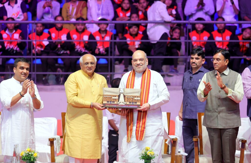 21મી સદીની ખેલ ક્રાંતિનું સાક્ષી બનશે આપણું અમદાવાદ... માનનીય કેન્દ્રીય ગૃહ અને સહકાર મંત્રી શ્રી Amit Shah એ આજે અમદાવાદના નારણપુરા ખાતે ₹823 કરોડના ખર્ચે બનેલ અત્યાધુનિક વીર સાવરકર સ્પોર્ટ્સ કોમ્પ્લેક્સનું ઉદ્ઘાટન કર્યું. આ સ્પોર્ટ્સ કોમ્પ્લેક્સ શારીરિક અને માનસિક તંદુરસ્તી માટેની આધુનિક સુવિધાઓ, વિશાળ પ્રેક્ષક સ્ટેન્ડ, ઉચ્ચસ્તરીય ટ્રેક દ્વારા સજ્જ છે. આ પ્રસંગે માનનીય મુખ્યમંત્રી શ્રી Bhupendra Patel , કેન્દ્રીય રમતગમત મંત્રી ડૉ.મનસુખભાઈ માંડવિયા, રાજ્યકક્ષાના રમતગમત મંત્રી શ્રી હર્ષભાઈ સંઘવી સહિત હોદ્દેદારો, સાંસદશ્રીઓ, ધારાસભ્યશ્રીઓ અને મોટી સંખ્યામાં રમતવીરો અને નગરજનો ઉપસ્થિત રહ્યાં. #VeerSavarkarSportsComplex 21મી સદીની ખેલ ક્રાંતિનું સાક્ષી બનશે આપણું અમદાવાદ... માનનીય કેન્દ્રીય ગૃહ અને સહકાર મંત્રી શ્રી Amit Shah એ આજે અમદાવાદના નારણપુરા ખાતે ₹823 કરોડના ખર્ચે બનેલ અત્યાધુનિક વીર સાવરકર સ્પોર્ટ્સ કોમ્પ્લેક્સનું ઉદ્ઘાટન કર્યું. આ સ્પોર્ટ્સ કોમ્પ્લેક્સ શારીરિક અને માનસિક તંદુરસ્તી માટેની આધુનિક સુવિધાઓ, વિશાળ પ્રેક્ષક સ્ટેન્ડ, ઉચ્ચસ્તરીય ટ્રેક દ્વારા સજ્જ છે. આ પ્રસંગે માનનીય મુખ્યમંત્રી શ્રી Bhupendra Patel , કેન્દ્રીય રમતગમત મંત્રી ડૉ.મનસુખભાઈ માંડવિયા, રાજ્યકક્ષાના રમતગમત મંત્રી શ્રી હર્ષભાઈ સંઘવી સહિત હોદ્દેદારો, સાંસદશ્રીઓ, ધારાસભ્યશ્રીઓ અને મોટી સંખ્યામાં રમતવીરો અને નગરજનો ઉપસ્થિત રહ્યાં. #VeerSavarkarSportsComplex