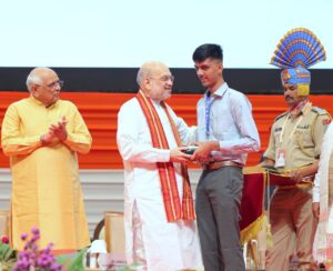 माननीय केंद्रीय गृह एवं सहकारिता मंत्री श्री Amit Shah जी की अध्यक्षता में आज गांधीनगर स्थित महात्मा मंदिर में 'हिंदी दिवस समारोह-2025' एवं पांचवें 'अखिल भारतीय राजभाषा सम्मेलन' का भव्य आयोजन हुआ। इस अवसर पर मुख्यमंत्री श्री Bhupendra Patel जी, केन्द्र सरकार के मंत्रीगण एवं अनेक विशिष्ट अतिथियों की उपस्थिति रही। कार्यक्रम के दौरान केन्द्र सरकार के राजभाषा विभाग, विभिन्न संस्थाओं एवं इसरो की पुस्तकों का विमोचन किया गया। साथ ही बहुभाषी अनुवाद सारथी 'भारती' सॉफ्टवेयर, आशुलिपि स्व-शिक्षण मॉड्यूल एवं 'हिंदी शब्द सिन्धु' का लोकार्पण भी किया गया। दृष्टिबाधित जनों के लिए AI संचालित स्मार्ट विज़न चश्मों का वितरण किया गया तथा राजभाषा के क्षेत्र में उत्कृष्ट योगदान देने वाले प्रतिभागियों को 'राजभाषा कीर्ति' एवं 'राजभाषा गौरव' पुरस्कारों से सम्मानित किया गया।
