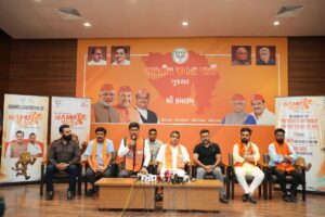 નશામુક્ત ભારત માટે યુવાનો લગાવશે દોડ  માનનીય પ્રધાનમંત્રી શ્રી Narendra Modi જીના જન્મદિવસ નિમિતે આયોજિત સેવા પખવાડિયા અંતર્ગત ભારતીય જનતા યુવા મોરચા દ્વારા ગુજરાતમાં અને દેશભરમાં યોજાનાર 'NaMo Yuva Run - નશામુક્ત ભારત માટે' મેરેથોન સંદર્ભે આજે ગૃહ રાજ્યમંત્રી શ્રી હર્ષભાઈ સંઘવી અને મેરેથોનના બ્રાન્ડ એમ્બેસેડર તેમજ જાણીતા ક્રિકેટર પાર્થિવભાઈ પટેલે ટી શર્ટ અને રજીસ્ટ્રેશનની લિંક લોન્ચ કરી.  આ પ્રસંગે યુવા મોરચાના પ્રદેશ પ્રમુખ ડૉ. પ્રશાંતભાઈ કોરાટ, પ્રદેશ મીડિયા કન્વીનર ડૉ. યજ્ઞેશભાઈ દવે તેમજ યુવા મોરચાના મહામંત્રી નરેશભાઈ દેસાઈ સહિત હોદ્દેદારો ઉપસ્થિત રહ્યા