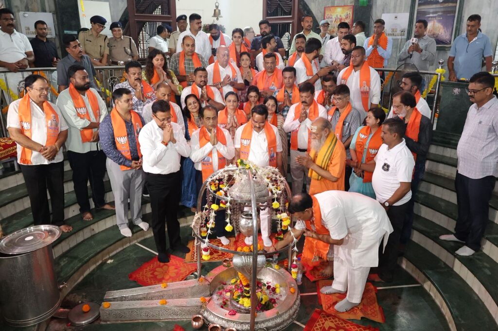 માનનીય પ્રધાનમંત્રી શ્રી Narendra Modi જીના 75મા જન્મદિવસ નિમિતે કેન્દ્રીય જળશક્તિ મંત્રી તેમજ પ્રદેશ અધ્યક્ષ શ્રી C R Paatil જીએ સુરતના ઇચ્છાનાથ મંદિર ખાતે દેવાધિદેવ મહાદેવની પૂજા-અર્ચના કરીને પ્રધાનમંત્રીશ્રીના સ્વાસ્થ્ય તેમજ દીર્ઘાયુ માટે પ્રાર્થના કરી. #HappyBdayPMModi માનનીય પ્રધાનમંત્રી શ્રી Narendra Modi જીના 75મા જન્મદિવસ નિમિતે કેન્દ્રીય જળશક્તિ મંત્રી તેમજ પ્રદેશ અધ્યક્ષ શ્રી C R Paatil જીએ સુરતના ઇચ્છાનાથ મંદિર ખાતે દેવાધિદેવ મહાદેવની પૂજા-અર્ચના કરીને પ્રધાનમંત્રીશ્રીના સ્વાસ્થ્ય તેમજ દીર્ઘાયુ માટે પ્રાર્થના કરી. #HappyBdayPMModi
