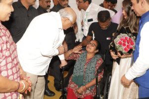 સમગ્ર દેશમાં આપણા યશસ્વી પ્રધાનમંત્રી શ્રી Narendra Modi જીના 75મા જન્મદિવસની ઉજવણી વિવિધ સેવાકીય કાર્યો દ્વારા થઈ રહી છે. આ  અંતર્ગત આજે ખોખરામાં મુખ્યમંત્રી શ્રી Bhupendra Patel એ અમદાવાદ પશ્ચિમના સાંસદ શ્રી દિનેશભાઈ મકવાણા દ્વારા આયોજીત ‘નમો અમૃત મહાઆરોગ્ય શિબિર’નું ઉદ્ઘાટન કર્યું. આ શિબિરમાં આરોગ્ય ચકાસણી ઉપરાંત ટીબીના દર્દીઓને પોષણ કીટ, એનિમિયા અને સિકલ સેલ માટે સ્ક્રીનિંગ અને માર્ગદર્શન, આવશ્યક દવાઓનું નિ:શુલ્ક વિતરણ, દિવ્યાંગજનો માટે વ્હીલચેર વિતરણ, આંખની ચકાસણી તથા વિનામૂલ્યે ચશ્માનું વિતરણ સહિતની સેવાકીય પ્રવૃત્તિઓ કરવામાં આવી. આ અવસરે મહાનગરના અધ્યક્ષ શ્રી પ્રેરકભાઈ શાહ, મેયર શ્રીમતી પ્રતિભાબેન જૈન, ધારાસભ્યશ્રીઓ, હોદેદ્દારો તેમજ મોટી સંખ્યામાં નગરજનો ઉપસ્થિત રહ્યા.  #HappyBdayPMModi
