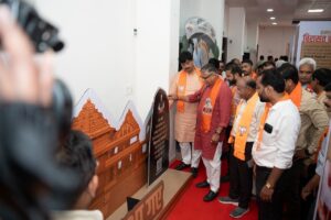 માનનીય પ્રધાનમંત્રી શ્રી Narendra Modi ના 75મા જન્મદિવસની ઉજવણી નિમિતે સેવા પખવાડીયા અંતર્ગત નરેન્દ્રભાઈના જીવન પર આધારિત પ્રદર્શનીનું ઉદ્ઘાટન પ્રદેશ મહામંત્રી શ્રી રજનીભાઈ પટેલના શુભહસ્તે સંપન્ન થયું.  આ અવસરે ધારાસભ્યશ્રીઓ અને મોટી સંખ્યામાં હોદેદ્દારો ઉપસ્થિત રહ્યા. #HappyBdayPMModi