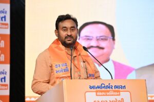 એક મંત્ર - વોકલ ફોર લોકલ  એક માર્ગ - આત્મનિર્ભર ભારત એક લક્ષ્ય - વિકસિત ભારત  ભારતને આત્મનિર્ભર અને સશક્ત બનાવવાના મંત્ર સાથે આગામી 25 સપ્ટેમ્બર (પંડિત દીનદયાળ ઉપાધ્યાયજીની જયંતી)થી 25 ડિસેમ્બર (અટલ બિહારી વાજપેયીજીની જયંતી) સુધી સમગ્ર દેશમાં 'આત્મનિર્ભર ભારત સંકલ્પ અભિયાન' યોજાનાર છે.  આ અભિયાન અંતર્ગત આજે ગાંધીનગર ટાઉનહોલ ખાતે કેન્દ્રીય જળશક્તિ મંત્રી અને પ્રદેશ અધ્યક્ષ શ્રી C R Paatil ની અધ્યક્ષતામાં તથા માનનીય મુખ્યમંત્રી શ્રી Bhupendra Patel, અભિયાનના રાષ્ટ્રીય સહ ઇન્ચાર્જ અને અનુસૂચિત જાતિ મોરચાના રાષ્ટ્રીય મહામંત્રી ડૉ.ભોલા સિંહજી તથા પ્રદેશ સંગઠન મહામંત્રી શ્રી રત્નાકરજીની વિશેષ ઉપસ્થિતિમાં પ્રદેશ કાર્યશાળા સંપન્ન થઈ.  આ કાર્યશાળામાં પ્રદેશ મહામંત્રી શ્રી રજનીભાઈ પટેલ, પ્રદેશ કોષાધ્યક્ષ શ્રી સુરેન્દ્રભાઈ પટેલ, અભિયાનના પ્રદેશ સંયોજક શ્રી પ્રદીપસિંહ જાડેજા, સહિત પ્રદેશ પદાધિકારીશ્રીઓ, રાજ્ય સરકારના મંત્રીશ્રીઓ, સાંસદશ્રીઓ, ધારાસભ્યશ્રીઓ અને જિલ્લા પ્રમુખશ્રીઓ ઉપસ્થિત રહ્યાં.