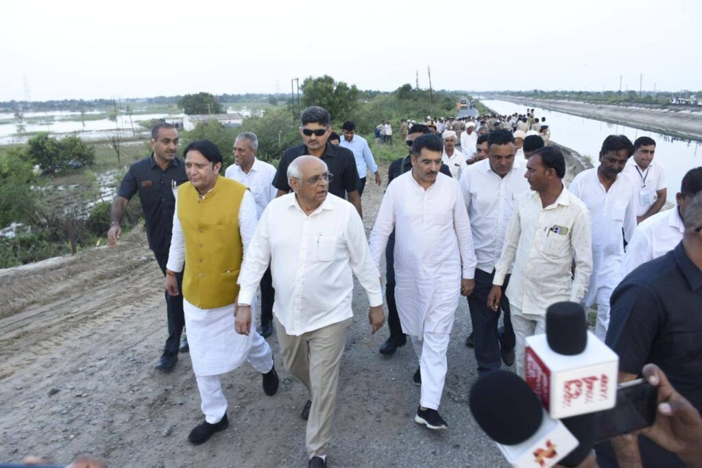 અતિવૃષ્ટિના કારણે બનાસકાંઠાના વિવિધ વિસ્તારો પ્રભાવિત થયા છે, ત્યારે નાગરિકોની તમામ પ્રકારે મદદ કરવા ભાજપ સરકાર પ્રતિબદ્ધ છે.  માનનીય મુખ્યમંત્રી શ્રી Bhupendra Patel એ આજે સુઈગામ તાલુકાના ભારે વરસાદથી પ્રભાવિત વિસ્તારોની મુલાકાત લઈ સ્થાનિક રહીશો સાથે વાતચીત કરીને નુકસાનની જાતમાહિતી મેળવી.
