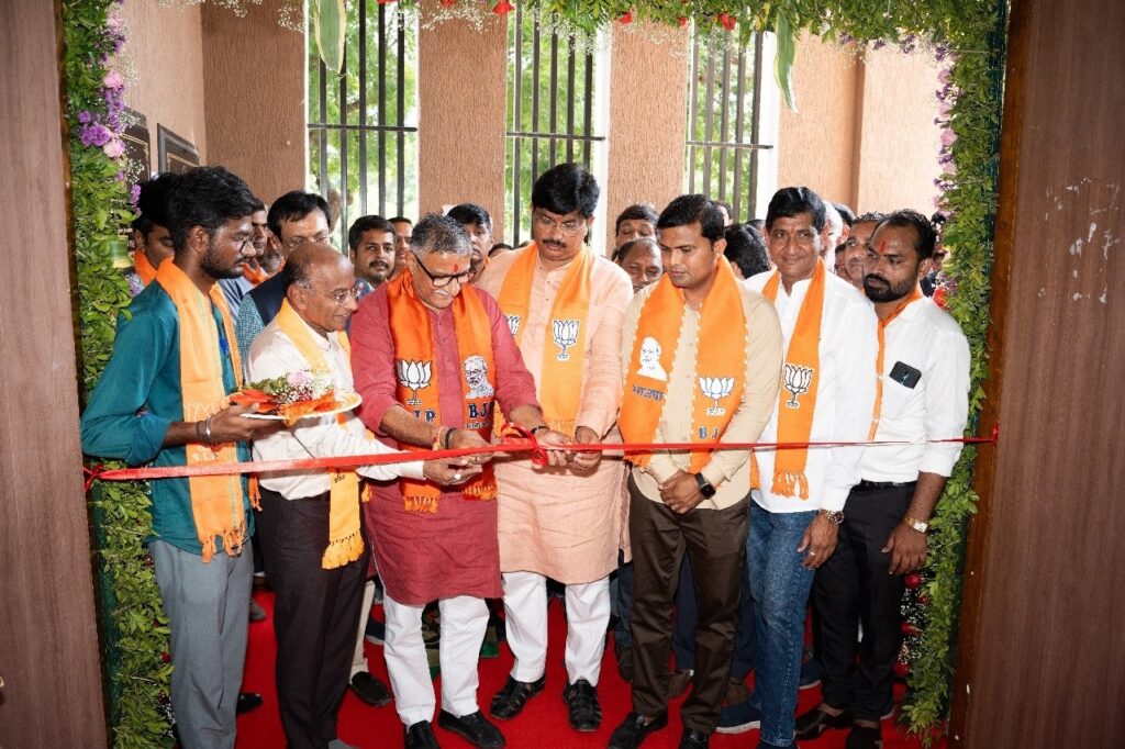 માનનીય પ્રધાનમંત્રી શ્રી Narendra Modi ના 75મા જન્મદિવસની ઉજવણી નિમિતે સેવા પખવાડીયા અંતર્ગત નરેન્દ્રભાઈના જીવન પર આધારિત પ્રદર્શનીનું ઉદ્ઘાટન પ્રદેશ મહામંત્રી શ્રી રજનીભાઈ પટેલના શુભહસ્તે સંપન્ન થયું. આ અવસરે ધારાસભ્યશ્રીઓ અને મોટી સંખ્યામાં હોદેદ્દારો ઉપસ્થિત રહ્યા. #HappyBdayPMModi માનનીય પ્રધાનમંત્રી શ્રી Narendra Modi ના 75મા જન્મદિવસની ઉજવણી નિમિતે સેવા પખવાડીયા અંતર્ગત નરેન્દ્રભાઈના જીવન પર આધારિત પ્રદર્શનીનું ઉદ્ઘાટન પ્રદેશ મહામંત્રી શ્રી રજનીભાઈ પટેલના શુભહસ્તે સંપન્ન થયું. આ અવસરે ધારાસભ્યશ્રીઓ અને મોટી સંખ્યામાં હોદેદ્દારો ઉપસ્થિત રહ્યા. #HappyBdayPMModi