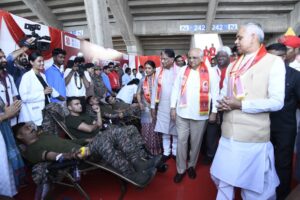 માનનીય પ્રધાનમંત્રી શ્રી Narendra Modi જીના 75મા જન્મદિવસના અવસરે તેમજ અખિલ ભારતીય તેરાપંથ યુવક પરિષદના 61મા સ્થાપના દિવસ નિમિત્તે નરેન્દ્ર મોદી સ્ટેડિયમ ખાતે ‘રક્તદાન અમૃત મહોત્સવ 2.0’ થીમ પર આયોજિત વિશ્વના સૌથી મોટા 'મેગા બ્લડ ડોનેશન કેમ્પ'ની માનનીય રાજ્યપાલ શ્રી આચાર્ય દેવવ્રતજી તેમજ મુખ્યમંત્રી શ્રી Bhupendra Patel એ મુલાકાત લીધી. આ અવસરે કેબિનેટ મંત્રી શ્રી ઋષિકેશભાઈ પટેલ,  મેયર શ્રીમતી પ્રતિભાબેન જૈન, હોદ્દેદારો તેમજ મોટી સંખ્યામાં રક્તદાતાઓ ઉપસ્થિત રહ્યા. #HappyBdayPMModi