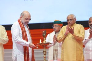 माननीय केंद्रीय गृह एवं सहकारिता मंत्री श्री Amit Shah जी की अध्यक्षता में आज गांधीनगर स्थित महात्मा मंदिर में 'हिंदी दिवस समारोह-2025' एवं पांचवें 'अखिल भारतीय राजभाषा सम्मेलन' का भव्य आयोजन हुआ। इस अवसर पर मुख्यमंत्री श्री Bhupendra Patel जी, केन्द्र सरकार के मंत्रीगण एवं अनेक विशिष्ट अतिथियों की उपस्थिति रही। कार्यक्रम के दौरान केन्द्र सरकार के राजभाषा विभाग, विभिन्न संस्थाओं एवं इसरो की पुस्तकों का विमोचन किया गया। साथ ही बहुभाषी अनुवाद सारथी 'भारती' सॉफ्टवेयर, आशुलिपि स्व-शिक्षण मॉड्यूल एवं 'हिंदी शब्द सिन्धु' का लोकार्पण भी किया गया। दृष्टिबाधित जनों के लिए AI संचालित स्मार्ट विज़न चश्मों का वितरण किया गया तथा राजभाषा के क्षेत्र में उत्कृष्ट योगदान देने वाले प्रतिभागियों को 'राजभाषा कीर्ति' एवं 'राजभाषा गौरव' पुरस्कारों से सम्मानित किया गया।