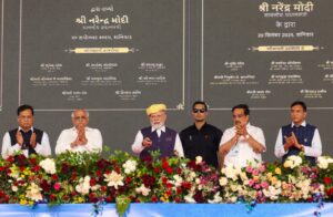 માનનીય પ્રધાનમંત્રી શ્રી Narendra Modi જીએ આજે ભાવનગર ખાતે મેરિટાઇમ સેક્ટરના વિવિધ પ્રોજેક્ટ્સનું નિરીક્ષણ કર્યું અને માહિતી મેળવી.  #SamudraSeSamriddhi
