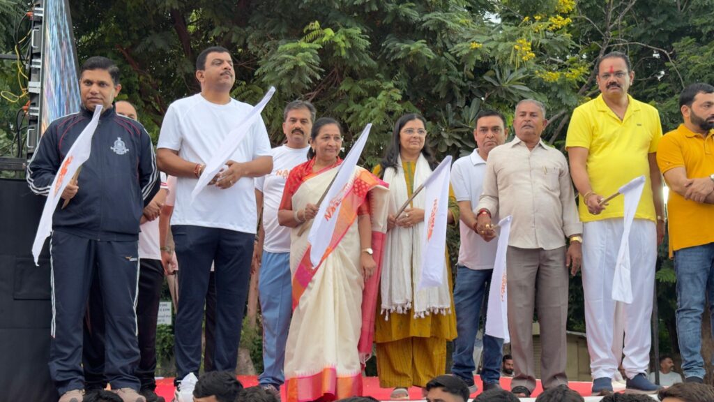 નશામુક્ત ભારત બનાવવા દોડ્યું ભાવેણા...  યશસ્વી પ્રધાનમંત્રી શ્રી Narendra Modi જીના જન્મદિવસ નિમિત્તે ભારતીય જનતા યુવા મોરચા દ્વારા આજે ભાવનગર મહાનગર ખાતે આયોજિત 'નમો યુવા રન'ને કેન્દ્રીય રાજ્યમંત્રી શ્રીમતી નિમુબેન બાંભણીયાએ ફ્લેગ ઓફ કરાવ્યું.