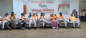 ગુજરાતના પનોતા પુત્ર તેમજ દેશના યશસ્વી પ્રધાનમંત્રી શ્રી Narendra Modi જીના 75મા જન્મદિવસની ઉજવણીના ભાગરૂપે 'સેવા પખવાડિયું – 2025' હેઠળ અનેક લોકહિતકારી કાર્યક્રમોનું આયોજન કરવામાં આવ્યું છે, જે સંદર્ભે ખેડા જિલ્લાનું પ્રબુદ્ધ સંમેલન મહેમદાવાદમાં સંપન્ન થયું. આ પ્રસંગે પ્રદેશ સહ પ્રવક્તા ડૉ. ઋત્વિજભાઈ પટેલે ઉપસ્થિત પ્રબુદ્ધજનોને ‘પ્રધાનમંત્રીશ્રીના પ્રેરક જીવન, ઐતિહાસિક સિદ્ધિઓ અને વિકસિત ભારતના સપના' પર માર્ગદર્શન આપ્યું. આ પ્રસંગે સાંસદ શ્રી દેવુસિંહ ચૌહાણ, જિલ્લા પ્રમુખ શ્રીમતી નયનાબેન પટેલ, હોદ્દેદારો તેમજ મોટી સંખ્યામાં પ્રબુદ્ધજનો ઉપસ્થિત રહ્યા. #SevaPakhwada2025